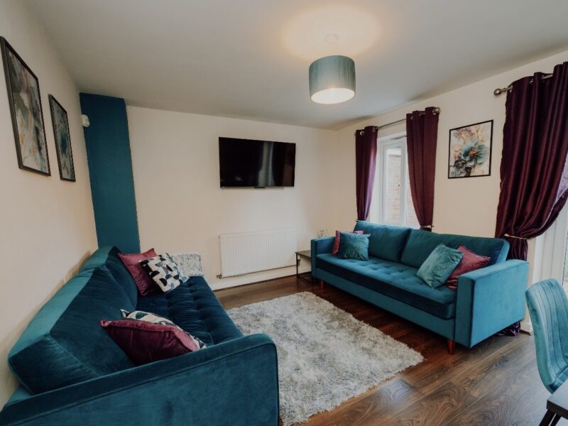 5 Bed, 2 Bath house with parking, sleeps 9