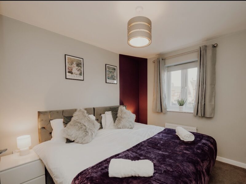 5 Bed, 2 Bath house with parking, sleeps 9