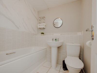 5 Bed, 2 Bath house with parking, sleeps 9