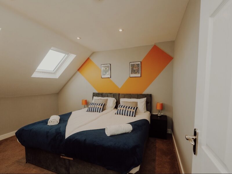 5 Bed, 2 Bath house with parking, sleeps 9