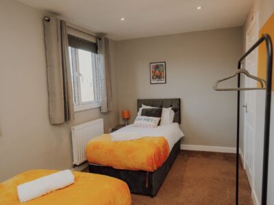 5 Bed, 2 Bath house with parking, sleeps 9