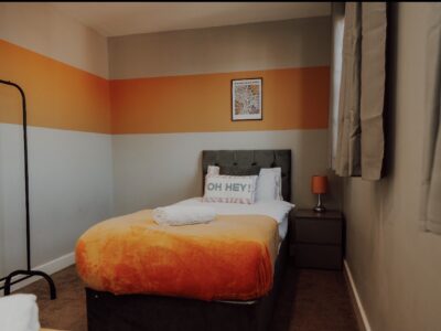 5 Bed, 2 Bath house with parking, sleeps 9