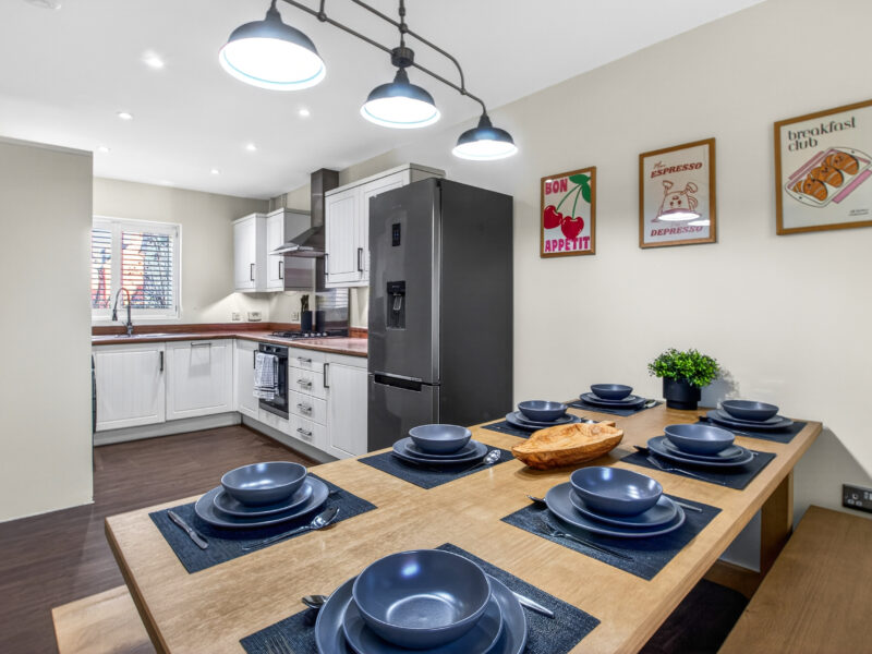 Contractor Ready | <10 Mins to Universal | Sleep up to 10 | 1GB Wifi | 5 Bedrooms | Off-street Parking | Pool/TT Table