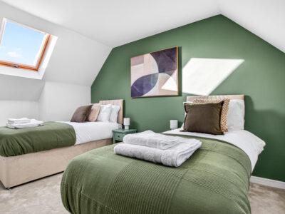 Contractor Ready | <10 Mins to Universal | Sleep up to 10 | 1GB Wifi | 5 Bedrooms | Off-street Parking | Pool/TT Table