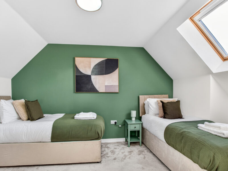 Contractor Ready | <10 Mins to Universal | Sleep up to 10 | 1GB Wifi | 5 Bedrooms | Off-street Parking | Pool/TT Table