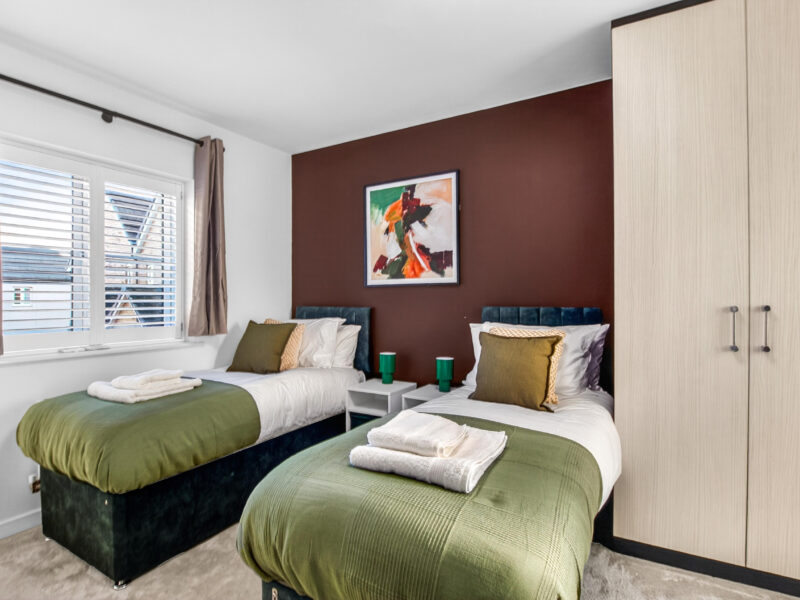 Contractor Ready | <10 Mins to Universal | Sleep up to 10 | 1GB Wifi | 5 Bedrooms | Off-street Parking | Pool/TT Table