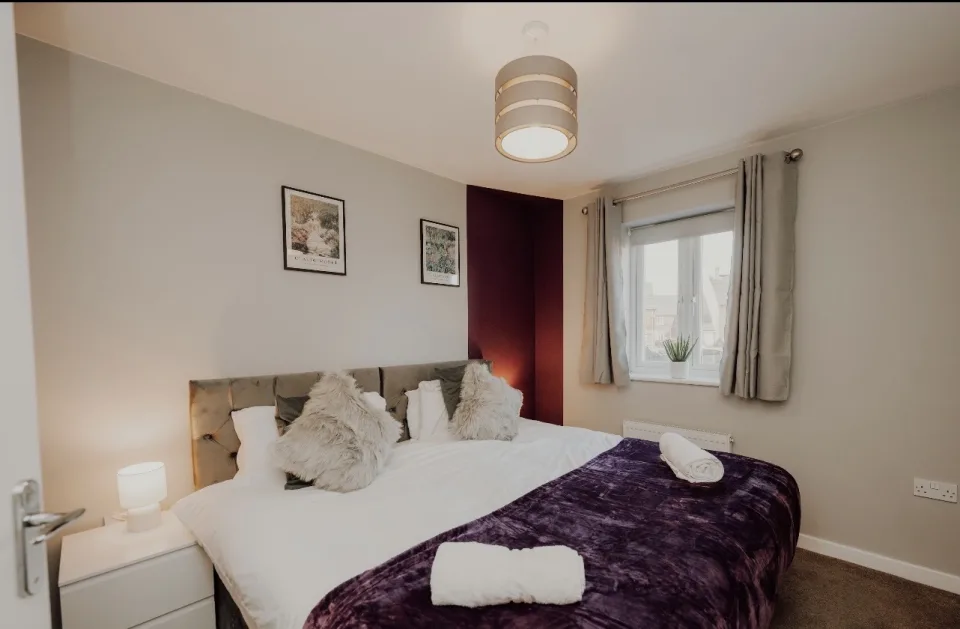 5 Bed, 2 Bath house with parking, sleeps 9