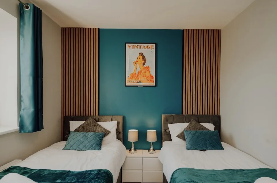 5 Bed, 2 Bath house with parking, sleeps 9