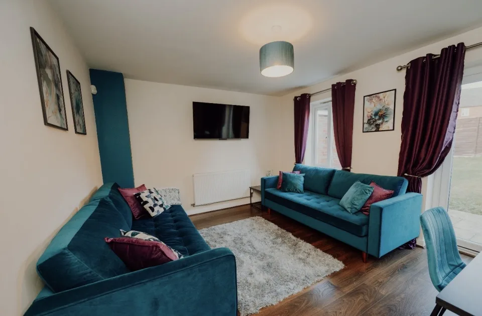 5 Bed, 2 Bath house with parking, sleeps 9