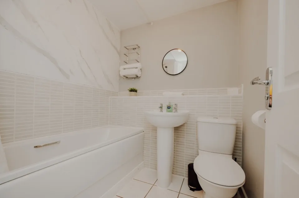 5 Bed, 2 Bath house with parking, sleeps 9