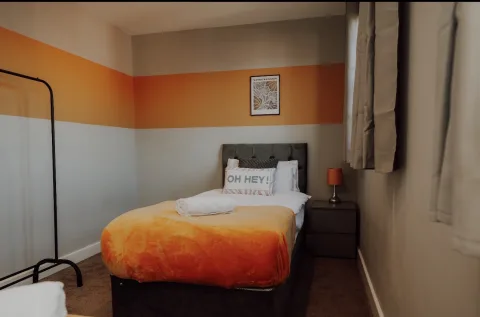 5 Bed, 2 Bath house with parking, sleeps 9