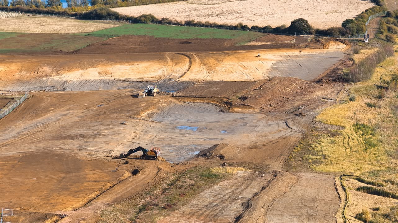 Drone flight over Lake Zone shows quiet Sunday site in Bedfordshire